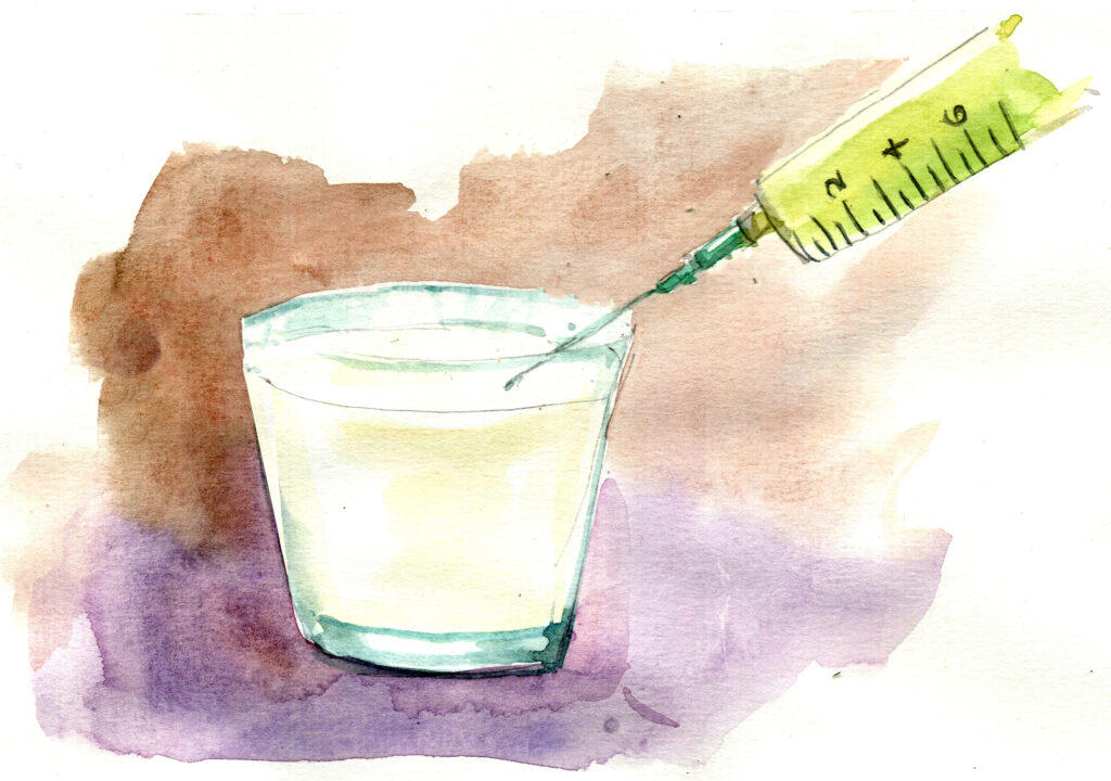 Glas Milch, das mit einer Spritze etwas Toxisches injiziert bekommt.