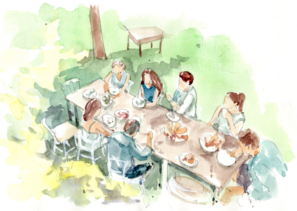Freunde essen gemeinsam im Garten